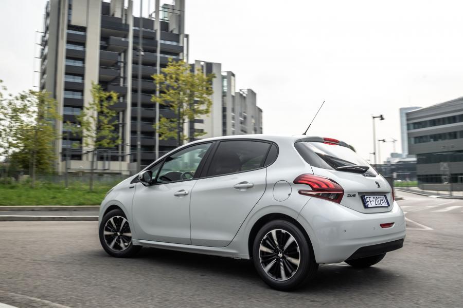  Peugeot 208 Signature 2018 года  (фото 13 из 17)